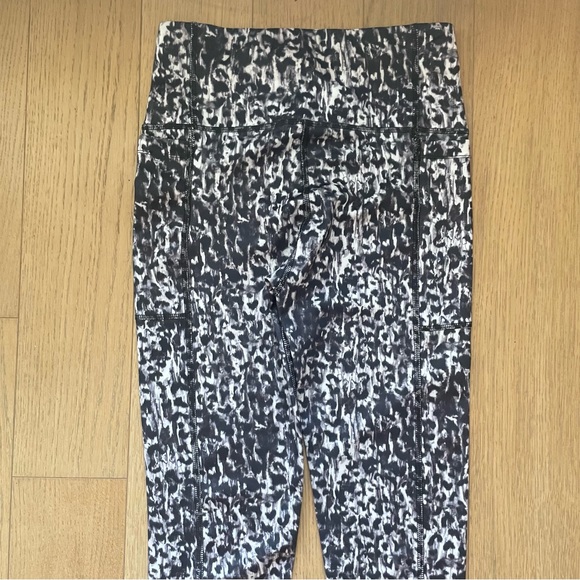 Women's High Rise Legging With Cheetah Print NWOT - M - Picture 4 of 4